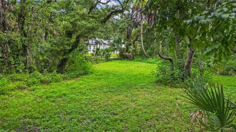 Exterior - 400 S Moon Dr, Venice, FL 34292 photo 6 of 9