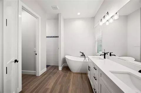 Bath - 400 S Moon Dr, Venice, FL 34292 photo 4 of 4