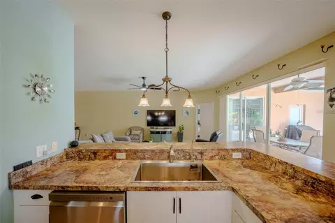 Kitchen - 4722 78th Ct E, Bradenton, FL 34203 photo 3 of 5