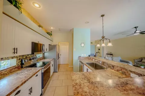 Kitchen - 4722 78th Ct E, Bradenton, FL 34203 photo 4 of 5