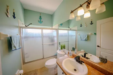 Bath - 4722 78th Ct E, Bradenton, FL 34203 photo 4 of 4