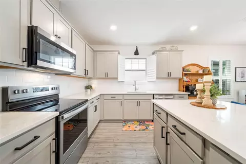 Kitchen - 8522 Abalone Loop, Parrish, FL 34219 photo 2 of 4