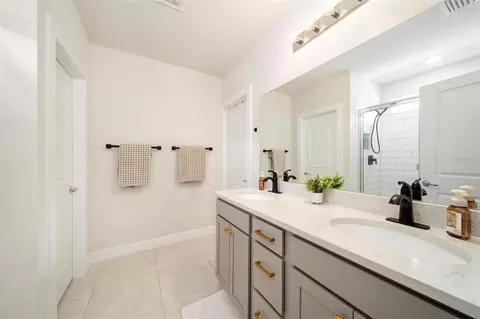 Bath - 8522 Abalone Loop, Parrish, FL 34219 photo 1 of 3