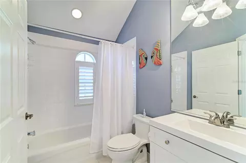 Bath - 4727 Compass Dr, Bradenton, FL 34208 photo 4 of 4