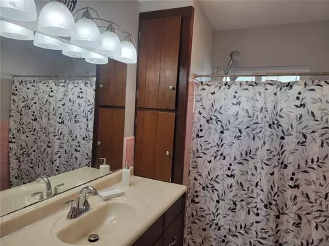 Bath - 516 1st Ave E, Bradenton, FL 34208 photo 3 of 6