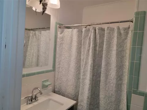 Bath - 516 1st Ave E, Bradenton, FL 34208 photo 2 of 6