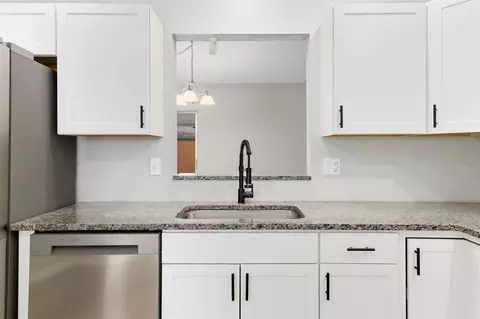 Kitchen - 3905 Sandpointe Dr, Bradenton, FL 34205 photo 3 of 4
