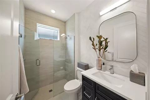 Bath - 11504 Apple Tree Cir, Bradenton, FL 34211 photo 5 of 8