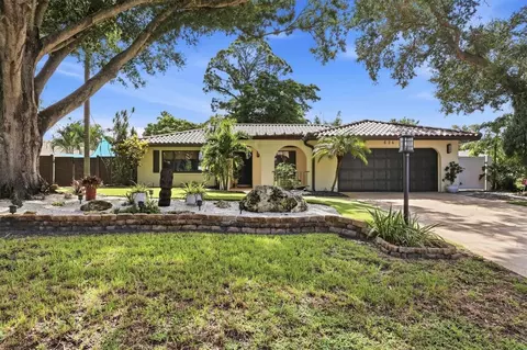 624 Saint Andrews Dr, Sarasota, FL 34243