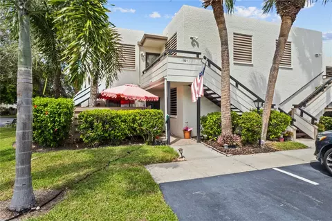 Exterior - 521 Lakeside Dr, Bradenton, FL 34210 photo 1 of 8