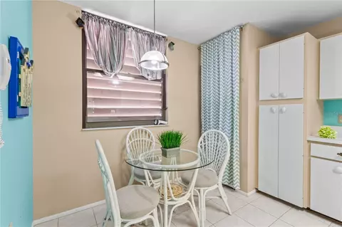 Dining - 521 Lakeside Dr, Bradenton, FL 34210 photo 2 of 5