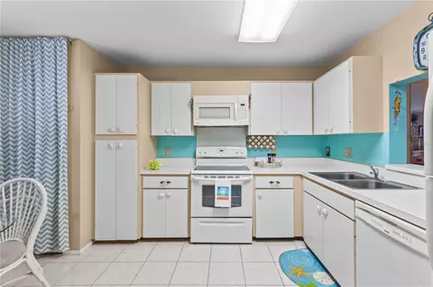 Kitchen - 521 Lakeside Dr, Bradenton, FL 34210 photo 2 of 3