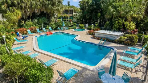 Exterior - 521 Lakeside Dr, Bradenton, FL 34210 photo 5 of 8