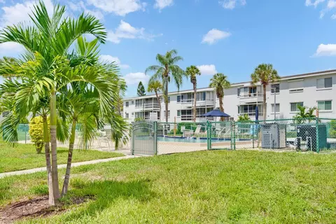Exterior - 5853 Palm Ln #B7, Bradenton, FL 34207 photo 8 of 8