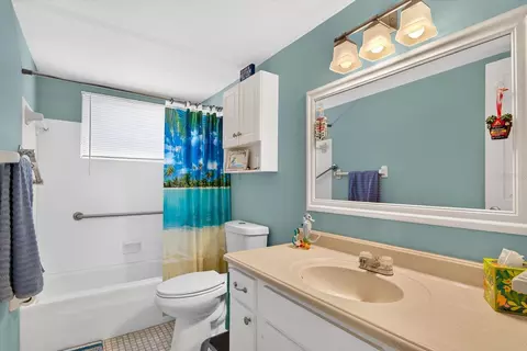 Bath - 5853 Palm Ln #B7, Bradenton, FL 34207 photo 1 of 2