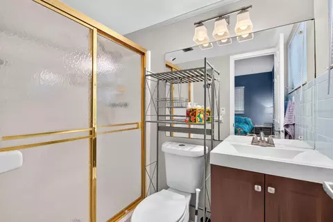 Bath - 5853 Palm Ln #B7, Bradenton, FL 34207 photo 2 of 2