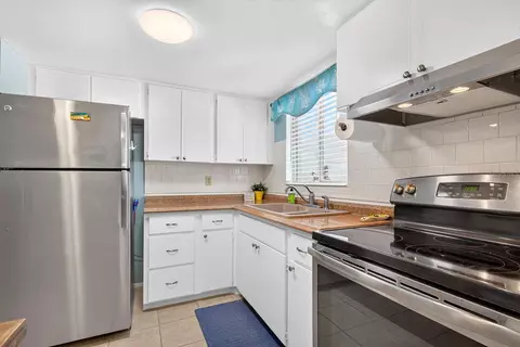 Kitchen - 5853 Palm Ln #B7, Bradenton, FL 34207 photo 2 of 4