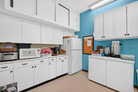 Kitchen - 5853 Palm Ln #B7, Bradenton, FL 34207 photo 4 of 4