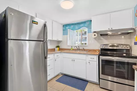 Kitchen - 5853 Palm Ln #B7, Bradenton, FL 34207 photo 3 of 4