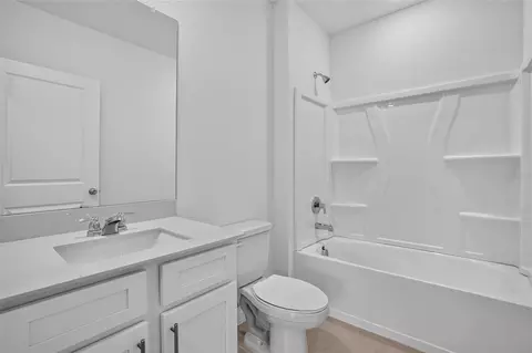 Bath - 3514 Ambersweet Xing, Parrish, FL 34219 photo 2 of 3
