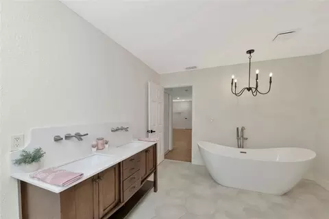 Bath - 6505 11th Dr E, Bradenton, FL 34208 photo 4 of 7
