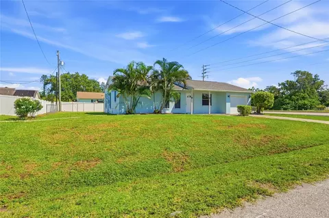 Exterior - 24 Clemson Rd, Venice, FL 34293 photo 2 of 9