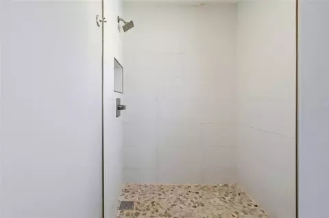 Bath - 24 Clemson Rd, Venice, FL 34293 photo 2 of 5