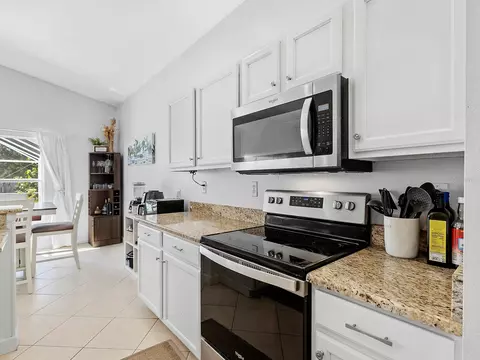 Kitchen - 4006 2nd Ave E, Bradenton, FL 34208 photo 4 of 5