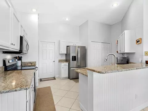 Kitchen - 4006 2nd Ave E, Bradenton, FL 34208 photo 2 of 5