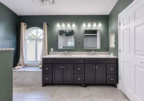 Bath - 4115 Murfield Dr E, Bradenton, FL 34203 photo 3 of 6