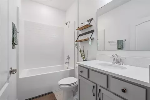 Bath - 1901 Everson St, Bradenton, FL 34208 photo 2 of 2