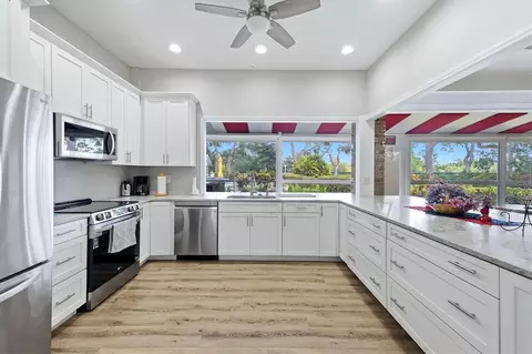 Kitchen - 5604 37th St E, Bradenton, FL 34203 photo 4 of 4