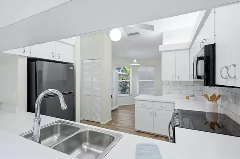 Kitchen - 5604 37th St E, Bradenton, FL 34203 photo 3 of 4