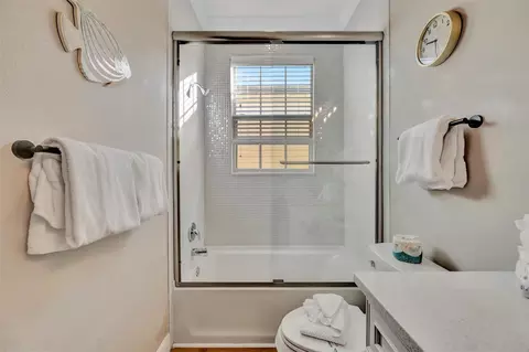 Bath - 303 58th St, Holmes Beach, FL 34217 photo 16 of 17
