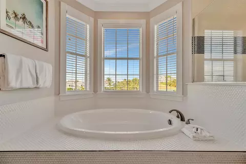 Bath - 303 58th St, Holmes Beach, FL 34217 photo 5 of 17