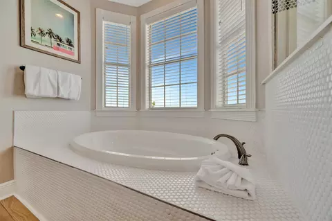 Bath - 303 58th St, Holmes Beach, FL 34217 photo 6 of 17