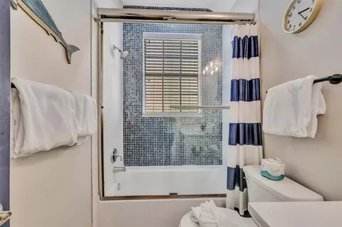 Bath - 303 58th St, Holmes Beach, FL 34217 photo 11 of 17