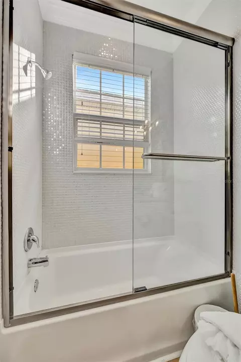 Bath - 303 58th St, Holmes Beach, FL 34217 photo 15 of 17