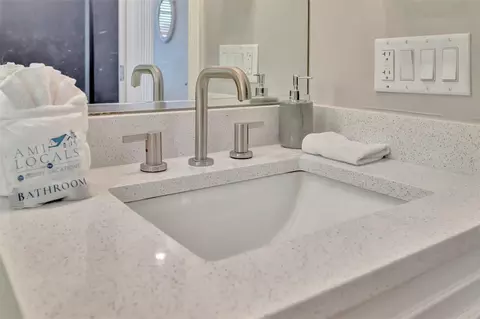 Bath - 303 58th St, Holmes Beach, FL 34217 photo 13 of 17