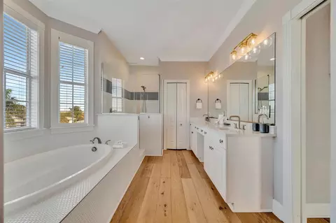 Bath - 303 58th St, Holmes Beach, FL 34217 photo 7 of 17