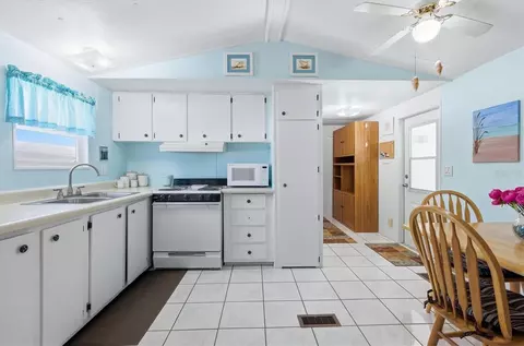 Kitchen - 4320 13th St E, Ellenton, FL 34222 photo 3 of 4