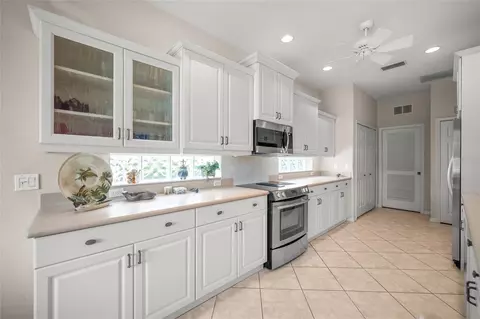 Kitchen - 1346 Thornapple Dr, Osprey, FL 34229 photo 2 of 3