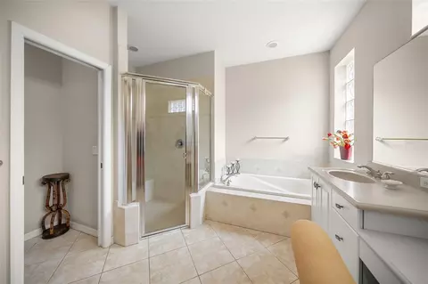 Bath - 1346 Thornapple Dr, Osprey, FL 34229 photo 2 of 3
