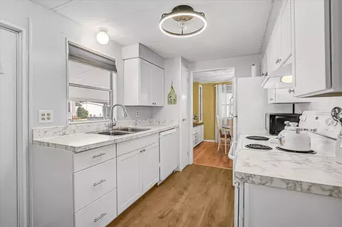 Kitchen - 145 Edgewood Dr, Osprey, FL 34229 photo 1 of 2