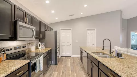 Kitchen - 16121 59th Ct E, Parrish, FL 34219 photo 2 of 3