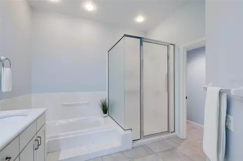 Bath - 8702 52nd Dr E, Bradenton, FL 34211 photo 2 of 3