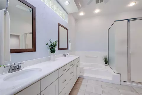 Bath - 8702 52nd Dr E, Bradenton, FL 34211 photo 1 of 3
