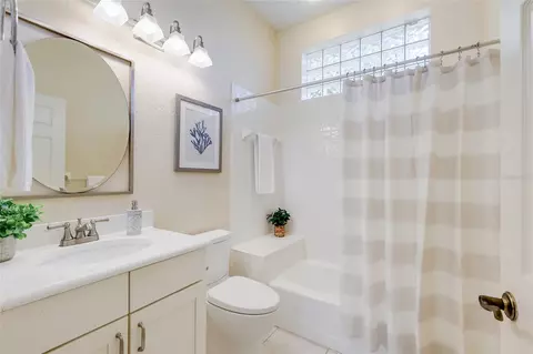 Bath - 8702 52nd Dr E, Bradenton, FL 34211 photo 3 of 3