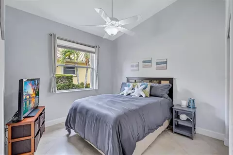 Bedroom - 6311 43rd Ct E, Sarasota, FL 34243 photo 6 of 7