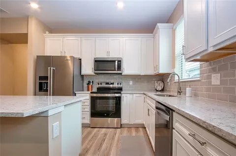 Kitchen - 9531 Coastline Way, Parrish, FL 34219 photo 5 of 6